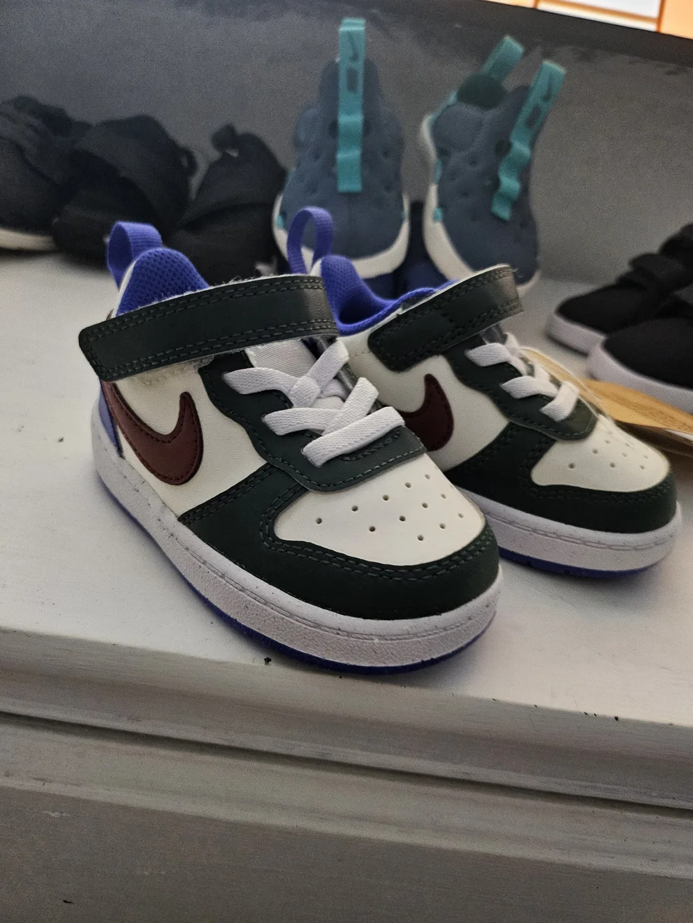 Nike Kids Low-Top Sneaker in Green, Blue & Burgundy